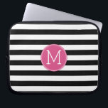 Zwart en wit Striped Patroon Hot Pink Monogram Laptop Sleeve<br><div class="desc">Een gedurfd en modern design met een ruimte voor monogrammen. Als u het kunstwerk moet aanpassen of de doopvont veranderen,  kunt u op het aanpassingsgebied klikken. Dit zal u aan het ontwerphulpmiddel nemen waar u vele veranderingen kunt aanbrengen.</div>