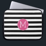 Zwart en wit Striped Patroon Hot Pink Monogram Laptop Sleeve<br><div class="desc">Een gedurfd en modern design met een ruimte voor monogrammen. Als u het kunstwerk moet aanpassen of de doopvont veranderen,  kunt u op het aanpassingsgebied klikken. Dit zal u aan het ontwerphulpmiddel nemen waar u vele veranderingen kunt aanbrengen.</div>