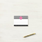 Zwart en wit Striped Patroon Hot Pink Monogram Post-it® Notes (Op bureau)