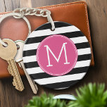 Zwart en wit Striped Patroon Hot Pink Monogram Sleutelhanger<br><div class="desc">Een gedurfd en modern design met een ruimte voor monogrammen. Als u het kunstwerk moet aanpassen of de doopvont veranderen,  kunt u op het aanpassingsgebied klikken. Dit zal u aan het ontwerphulpmiddel nemen waar u vele veranderingen kunt aanbrengen.</div>