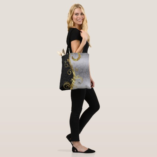Zwart en zilver bloemdamast en gouden werveling tote bag (Op model)