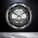 Zwart en zilver Elegant 25th Wedding Jubileum Grote Klok<br><div class="desc">Een leven van verbintenis verdient de kwaliteit van een aangepast cadeau. Laat het belangrijke koppel weten hoeveel ze je inspireren met ons originele ontwerp van 25 jaar met zwarte en zilveren toon. Personaliseer u met namen,  trouwdatum en verjaardagsdatum. Origineel ontwerp dat door de Design van de Vakantie wordt gecreeerd.</div>