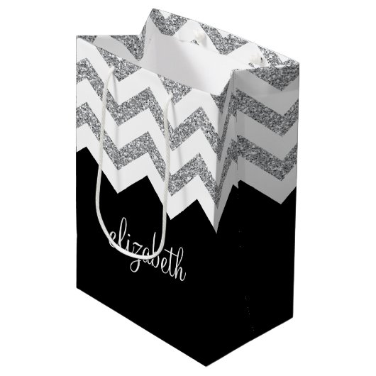 Zwart en zilver Glitter Print Chevrons en naam Medium Cadeauzakje (Voorkant Gekanteld)