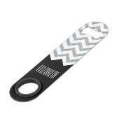 Zwart en zilver Glitter Print Chevrons en naam Speed Flessenopener (Voorkant Gekanteld)