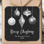 Zwart en Zilver Ornamenten Vrolijk kerstfeest Vierkante Sticker<br><div class="desc">Deze elegante en glamoureuze vakantie sticker kan worden gepersonaliseerd met uw familienaam. Het ontwerp is voorzien van zilveren en zwarte kerstbauble ornamenten op een zwarte achtergrond. De tekst combineert handgeschreven script en moderne schreefloze lettertypen voor een stijlvolle en verfijnde look. De glinstering en glitter voegen een feestelijke en magische touch...</div>