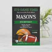 Zwart Football Verjaardag Uitnodigen Kaart (Staand voorkant)