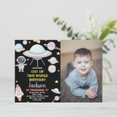 Zwart Foto Buitenruimte Verjaardag Uitnodigingen (Staand voorkant)