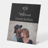 Zwart foto monogram bruiloft welkom teken reclamebord met voetstuk (Voorkant)