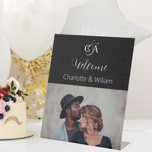 Zwart foto monogram bruiloft welkom teken reclamebord met voetstuk