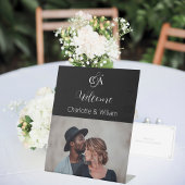 Zwart foto monogram bruiloft welkom teken reclamebord met voetstuk