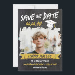 Zwart Geel Koel Krijt Foto Afstuderen Save The Date<br><div class="desc">Cool afstuderen sla de datumkaart op met een gedrukte krijtbordachtergrond en een cool krijtbordlettertype met een geel spandoek en een witte afstudeerdop in een verontruste look. Voeg een foto toe van de afstuderen in een lijst met penseelstreek. Noodlijdend krijtbord afstuderen bewaar de datumkaart gepersonaliseerd met een foto en met geel...</div>