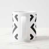 Zwart geometrisch concentrisch diamantvormpatroon grote koffiekop (Achterkant)