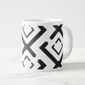 Zwart geometrisch concentrisch diamantvormpatroon grote koffiekop (Voorkant rechts)