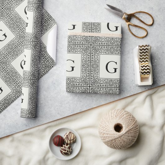 Zwart geometrisch en crème monogram cadeaupapier (Crafts)
