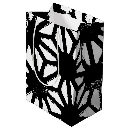 Zwart geometrisch patroon medium cadeauzakje (Achterkant Gekanteld)