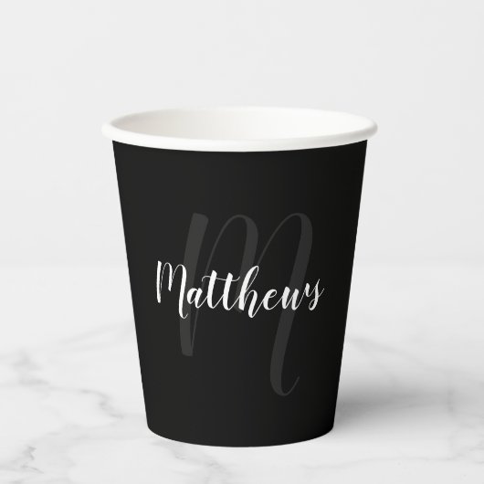 Zwart gepersonaliseerd modern script monogram en n papieren bekers (Voorkant)
