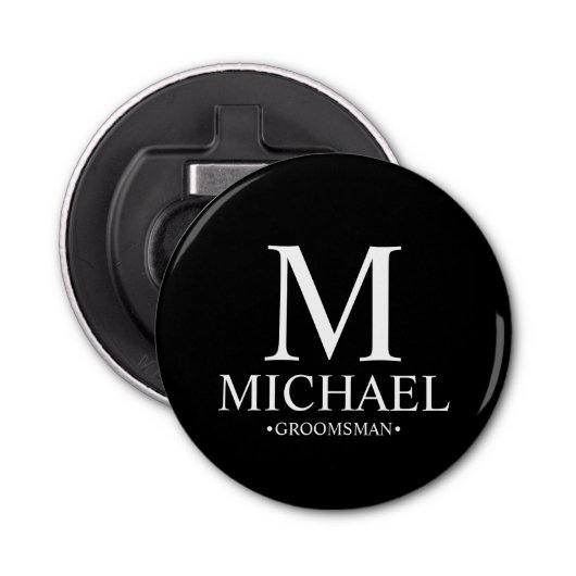 Zwart Gepersonaliseerde Groomsman Naam en Monogram Button Flesopener (Voorkant)