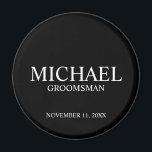 Zwart Gepersonaliseerde Groomsman's Naam en Monogr Magneet<br><div class="desc">Moderne Gepersonaliseerde Groomsman Gifts met gepersonaliseerde groomsman's naam,  titel en trouwdatum in witte klassieke serif lettertype stijl op zwarte achtergrond. Ook perfect voor de beste man,  vader van de bruid en meer.</div>