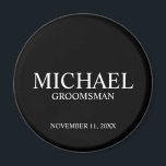 Zwart Gepersonaliseerde Groomsman's Naam en Monogr Magneet<br><div class="desc">Moderne Gepersonaliseerde Groomsman Gifts met gepersonaliseerde groomsman's naam,  titel en trouwdatum in witte klassieke serif lettertype stijl op zwarte achtergrond. Ook perfect voor de beste man,  vader van de bruid en meer.</div>