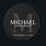 Zwart Gepersonaliseerde Groomsmen's naam en monogr Magneet<br><div class="desc">Voeg een persoonlijke touch toe aan uw bruiloft met gepersonaliseerde groomsmen magneet. Deze magneet is voorzien van gepersonaliseerde groomsman naam met titel en trouwdatum in wit en monogram in grijs als achtergrond, in klassieke serif lettertype stijl, op zwarte achtergrond. Ook perfect voor beste man, vader van de bruid, ringdrager en...</div>