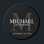 Zwart Gepersonaliseerde Groomsmen's naam en monogr Magneet<br><div class="desc">Voeg een persoonlijke touch toe aan uw bruiloft met gepersonaliseerde groomsmen magneet. Deze magneet is voorzien van gepersonaliseerde groomsman naam met titel en trouwdatum in wit en monogram in grijs als achtergrond, in klassieke serif lettertype stijl, op zwarte achtergrond. Ook perfect voor beste man, vader van de bruid, ringdrager en...</div>