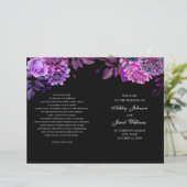 Zwart gevouwen trouwprogramma. Paarse bloemen (Staand voorkant)