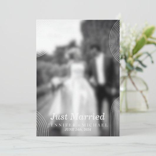 Zwart Gewoon Getrouwd Geometrisch Eenvoudige Huwel Kaart (Staand voorkant)