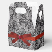 Zwart gezicht 1 en rood satin bedankdoosjes (Geopend)