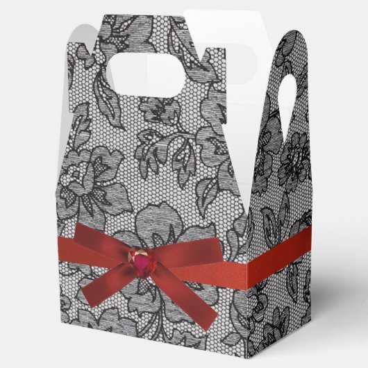 Zwart gezicht 1 en rood satin bedankdoosjes (Geopend)