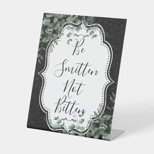 Zwart Glitter & Eucalyptus Smitten niet gebeten Reclamebord Met Voetstuk (Voorkant)