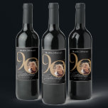 Zwart Gold 90th Birthday Elegant Script Custom Wijn Etiket<br><div class="desc">Black Gold 90e verjaardag Elegant Script Custom Wine Label. En elegant ontworpen speciale verjaardagsfeestuitnodiging,  met een aangepaste foto van verjaardagspersoon en scriptkalligrafie met  bloeiende elementen. Eenvoudig genoeg om een verscheidenheid van thema's en kleuren te passen! Hulp nodig? Neem gewoon contact met me op!</div>
