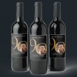 Zwart Gold 90th Birthday Elegant Script Custom Wijn Etiket<br><div class="desc">Black Gold 90e verjaardag Elegant Script Custom Wine Label. En elegant ontworpen speciale verjaardagsfeestuitnodiging,  met een aangepaste foto van verjaardagspersoon en scriptkalligrafie met  bloeiende elementen. Eenvoudig genoeg om een verscheidenheid van thema's en kleuren te passen! Hulp nodig? Neem gewoon contact met me op!</div>