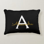Zwart Gold Modern Script Girly Monogram Naam Accent Kussen<br><div class="desc">Zwart en gouden monogram Naam en Initiaal Pillow. De kussen maken de perfecte liefste 16 verjaardag,  bruiloft,  vrijgezellenfeest,  baby shower of vrijgezellenfeest cadeau voor iemand die haar kamer in roos goud versiert.</div>