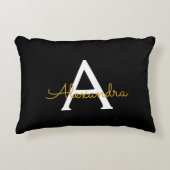 Zwart Gold Modern Script Girly Monogram Naam Accent Kussen (Voorkant)