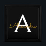 Zwart Gold Modern Script Girly Monogram Naam Cadeaudoosje<br><div class="desc">Zwart-gouden eenvoudige monogram Naam Juwelry Keepomwille Box. Dit maakt het perfecte afstuderen,  de verjaardag,  de bruiloft,  het vrijgezellenfeest,  de verjaardag,  het baby shower of het bachelorette feest cadeau voor iemand die van glam luxe en chic stijlen houdt.</div>