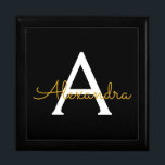 Zwart Gold Modern Script Girly Monogram Naam Cadeaudoosje<br><div class="desc">Zwart-gouden eenvoudige monogram Naam Juwelry Keepomwille Box. Dit maakt het perfecte afstuderen,  de verjaardag,  de bruiloft,  het vrijgezellenfeest,  de verjaardag,  het baby shower of het bachelorette feest cadeau voor iemand die van glam luxe en chic stijlen houdt.</div>
