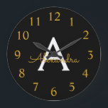 Zwart Gold Modern Script Girly Monogram Naam Grote Klok<br><div class="desc">Black and Gold Simple Script Monogram Name Clock. Dit maakt de perfecte liefhebbende 16 verjaardag,  bruiloft,  vrijgezellenfeest,  verjaardagsdag,  baby shower of vrijgezellenfeest voor iemand die van luxe glam en stijl houdt.</div>