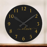 Zwart Gold Modern Script Girly Monogram Naam Grote Klok<br><div class="desc">Black and Gold Simple Script Monogram Name Clock. Dit maakt de perfecte liefhebbende 16 verjaardag,  bruiloft,  vrijgezellenfeest,  verjaardagsdag,  baby shower of vrijgezellenfeest voor iemand die van luxe glam en stijl houdt.</div>