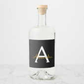 Zwart Gold Modern Script Girly Monogram Naam Likeurfles Etiket (Voorkant)