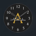 Zwart Gold Modern Script Girly Monogram Naam Ronde Klok<br><div class="desc">Black and Gold Simple Script Monogram Name Clock. Dit maakt de perfecte liefhebbende 16 verjaardag,  bruiloft,  vrijgezellenfeest,  verjaardagsdag,  baby shower of vrijgezellenfeest voor iemand die van luxe glam en stijl houdt.</div>
