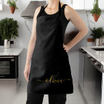 Zwart Gold Modern Script Girly Monogram Naam Schort<br><div class="desc">Naam zwart en goudmonogram Apron. Dit maakt de perfecte liefhebbende 16 verjaardag,  bruiloft,  vrijgezellenfeest,  verjaardagsdag,  baby shower of vrijgezellenfeest voor iemand die van luxe glam en stijl houdt.</div>