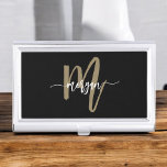 Zwart Gold Modern Script Girly Monogram Naam Visitekaarthouder<br><div class="desc">Verhoog uw professionele stijl met de Black and Gold Modern Script Girly Monogram Naam Business Card Case. Met een strakke zwarte buitenkant en een gedurfd gouden monogram in een modern lettertype, voegt dit hoesje een vleugje luxe toe aan uw zakelijke benodigdheden. Gemaakt van duurzaam, hoogwaardig materiaal, houdt het uw visitekaartjes...</div>