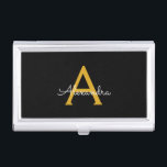 Zwart Gold Modern Script Girly Monogram Naam Visitekaarthouder<br><div class="desc">Zwarte en Gold Simple Script Monogram Name Business Card Holder. Dit maakt de perfecte liefhebbende 16 verjaardag,  bruiloft,  vrijgezellenfeest,  verjaardagsdag,  baby shower of vrijgezellenfeest voor iemand die van luxe glam en stijl houdt.</div>