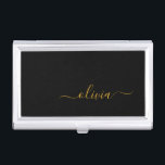Zwart Gold Modern Script Girly Monogram Naam Visitekaarthouder<br><div class="desc">Zwarte en Gold Simple Script Monogram Name Business Card Holder. Dit maakt de perfecte liefhebbende 16 verjaardag,  bruiloft,  vrijgezellenfeest,  verjaardagsdag,  baby shower of vrijgezellenfeest voor iemand die van luxe glam en stijl houdt.</div>