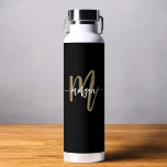 Zwart Gold Modern Script Girly Monogram Naam Waterfles<br><div class="desc">Blijf gehydrateerd in stijl met de Black and Gold Modern Script Girly Monogram Naam Water Bottle. Met een strak zwart ontwerp en een gedurfd gouden monogram in een modern lettertype, is deze waterfles de perfecte mix van luxe en functionaliteit. Gemaakt van duurzame, milieuvriendelijke materialen, houdt het uw drinken koel en...</div>