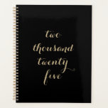 Zwart Goud 2025 tweeduizend vijfentwintig Planner<br><div class="desc">Minimalistische zwart en goud beige gepersonaliseerde tekst. De typografie kan worden aangepast om een ander jaar dan "tweeduizend vijfentwintig" te lezen. Bijwerken voor een ander jaar of doel. Aanpassen aan zwart-wit kleuren.</div>