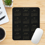 Zwart Goud 2025 Volledige Jaar Kalender Home Kanto Muismat<br><div class="desc">Aangepaste,  mooie faux gouden script typografie op zwart,  jaarkalender 2025,  stof- en vlekbestendige mousepad met antislip achterkant,  voor thuis en kantoor. Maakt een geweldig cadeau op maat voor vrienden,  familie,  collega's,  collega's,  medewerkers,  personeel,  voor feestdagen,  kerst,  nieuwjaar.</div>