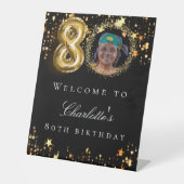 Zwart goud 80ste foto verjaardagsfeestje welkom reclamebord met voetstuk (Voorkant)