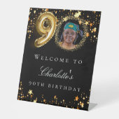 Zwart goud 90ste foto verjaardagsfeestje welkom reclamebord met voetstuk (Voorkant)