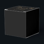 Zwart Goud Art Deco Peacock Bruiloft Bedankdoosjes<br><div class="desc">Dit coole Art Deco geïnspireerde ontwerp, genaamd Black and Gold Art Deco Peacock Wedding, heeft een klassieke stijl. De achtergrond is een rijke goudkleur met een geometrische rand in art deco- of art nouveau-stijl in zwart met twee pauwenhoeken in de bovenste design. Deze bruiloft set zou geweldig zijn voor een...</div>